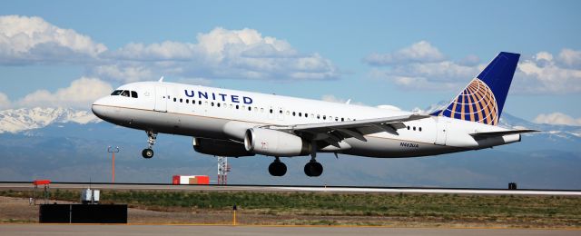 Airbus A320 (N463UA) - Landing on 16L.