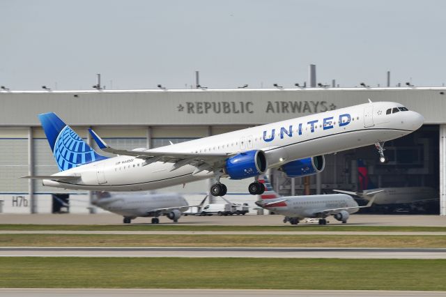 Airbus A321neo (N44501) - Aircraft was out doing a FAA Proving run, flight 3899 ORD-MCO then she diverted here to IND. Here she is departing off of 5-L for continuation of her trip to MCO. This is UAL's first A321-271NX