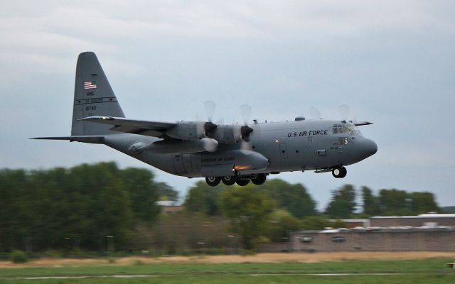 Lockheed C-130 Hercules (90-1793) - usaf missouri ang c-130h 90-1793 about to land at shannon this evening 23/4/17.