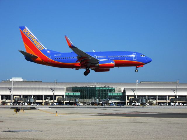 Boeing 737-700 (N902WN) - Landing on RWY 19R