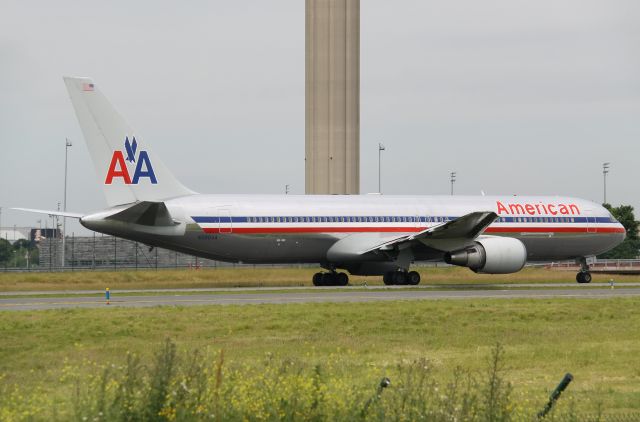 BOEING 767-300 (N390AA)