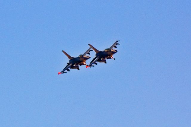 Lockheed F-16 Fighting Falcon (AFR90752) - Two ship turning final