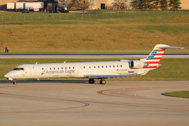 Canadair Regional Jet CRJ-900 (N606NN) - American CRJ-900 taxiing to RWY 18L.