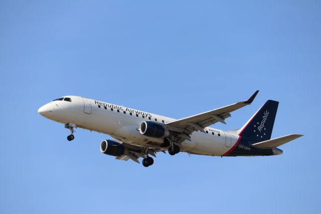 Embraer 175 (N401YX) - Empty-leg flight arriving for maintenance at AAR. Republic Airways house colors