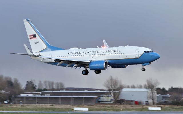 Boeing 737-700 (01-0041) - "sam203" usaf c-40b 01-0041 landing at shannon 18/11/20.