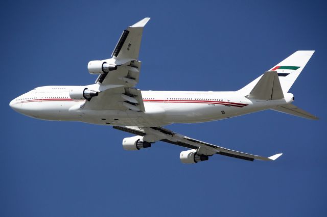 Boeing 747-400 (A6-HRM)