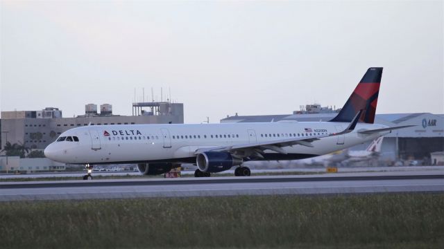 Airbus A321 (N320DN) - Taxing at MIA on the evening of the 1st of July, 2018. A/W date for this airplane is 05/18/2017