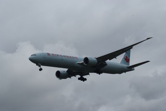 BOEING 777-300 (C-FIVW) - Air Canada B777-333ER cn42218