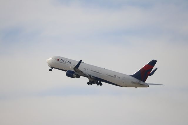 BOEING 767-300 (N182DN) - About the only good thing to come out of the NFL is the interesting variety of wide-body aircraft it brings in to Indianapolis!