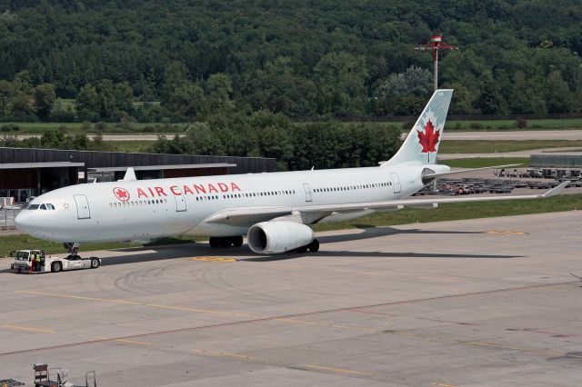 Airbus A330-300 (C-GHKR)