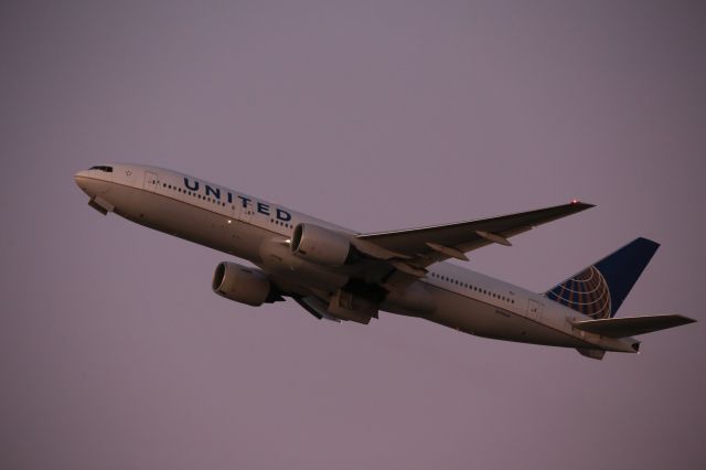 Boeing 777-200 (N796UA)