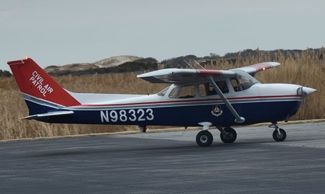 Cessna Skyhawk (N98323) - N98323 taxiing at Ocean City Municipal Airport