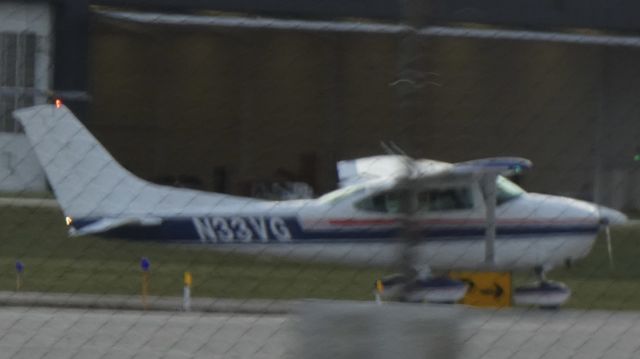 Cessna Skylane (N33VG)