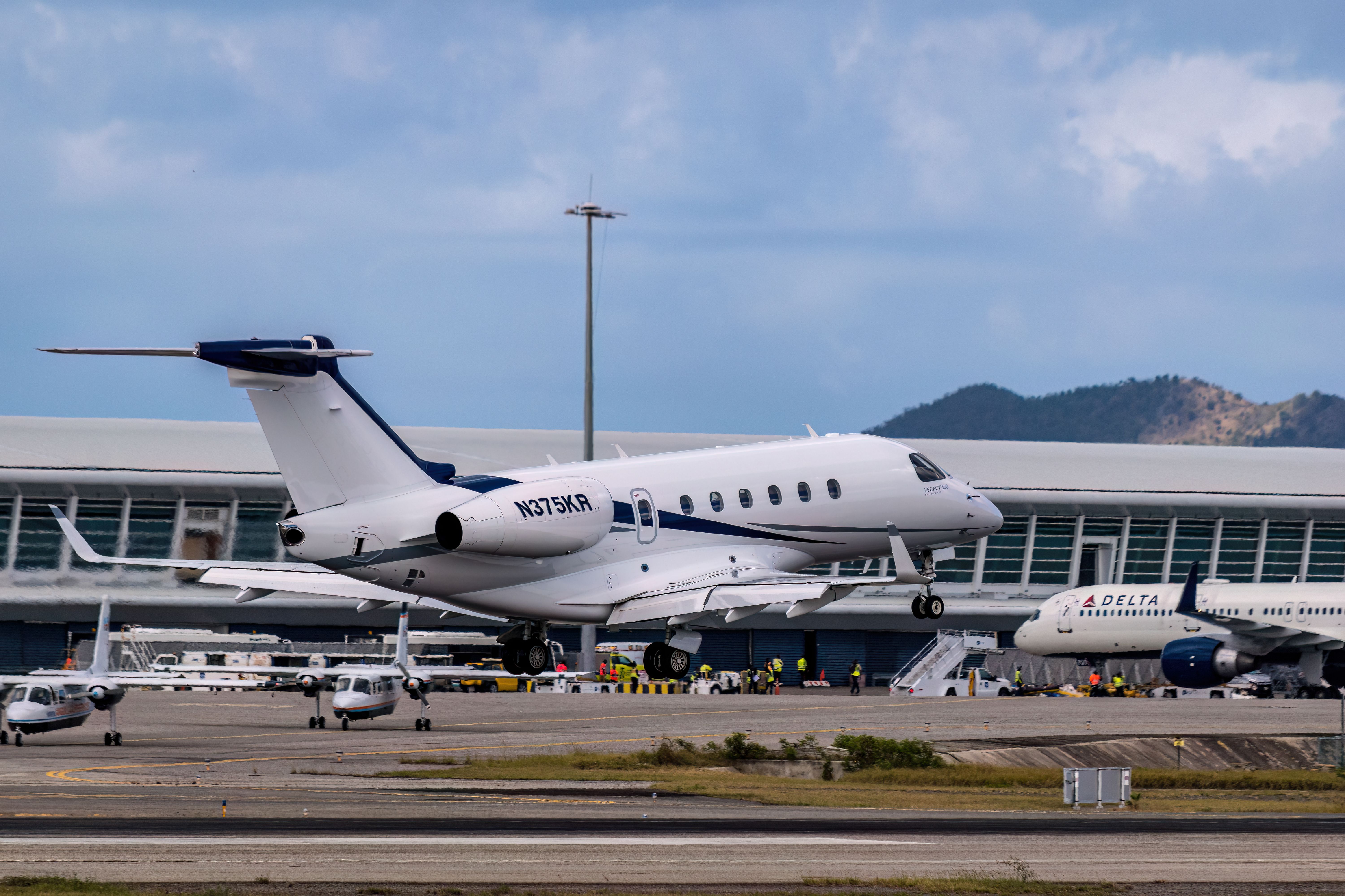Embraer Legacy 550 (N375KR)