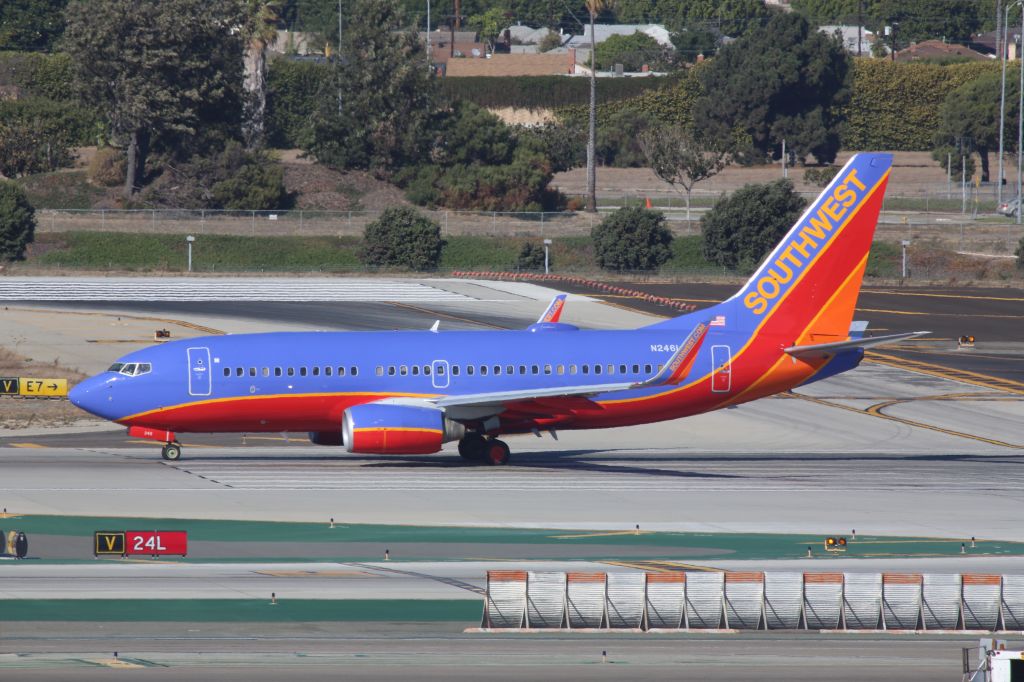 Boeing 737-700 (N246LV)