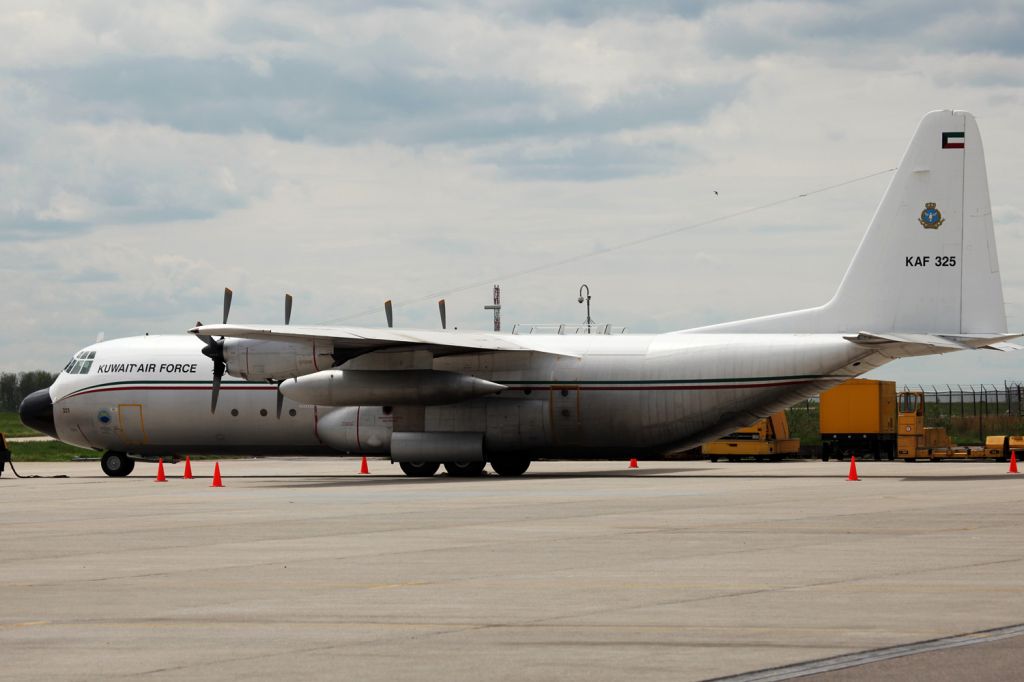 Lockheed C-130 Hercules (KAF325)