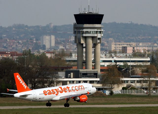 Airbus A320 (G-EZUA) - Airbus A320-214, Toulouse Blagnac Airport (LFBO-TLS)