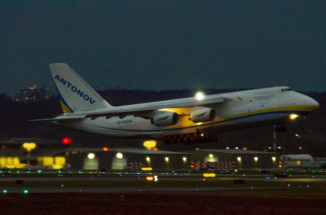 Antonov An-12 (UR-82008)