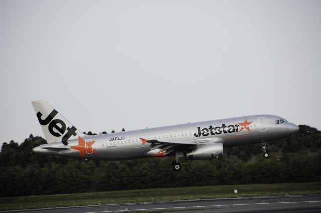 Airbus A320 (JA01JJ) - Final Approach to Narita Intl Airport Rwy16L on 2013/04/18