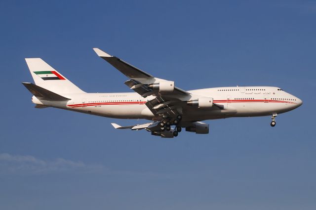 Boeing 747-400 (A6-COM) - 747-433