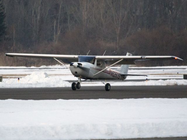 Cessna Skyhawk (N6260S) - Touch & go runway 26.