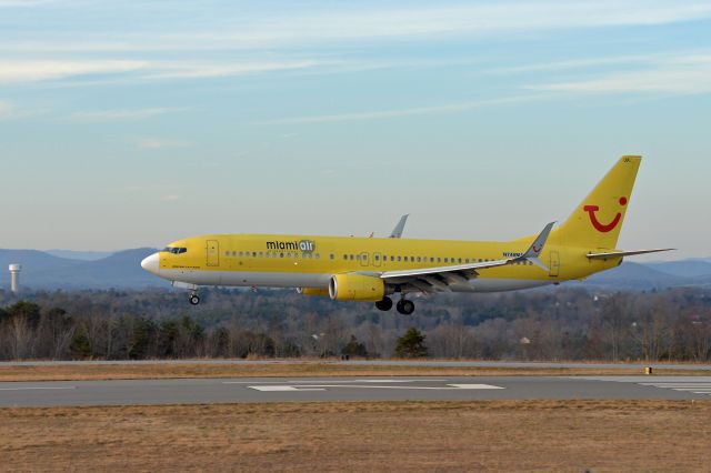 Boeing 737-800 (N748MA)