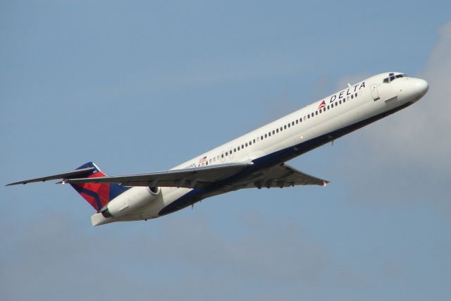 McDonnell Douglas MD-88 (N949DL) - Delta Flight 2208 (N949DL) departs Sarasota-Bradenton International Airport enroute to Laguardia Airport