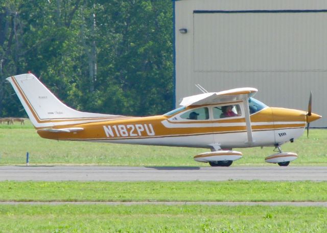 Cessna Skylane (N182PU) - At Downtown Shreveport.