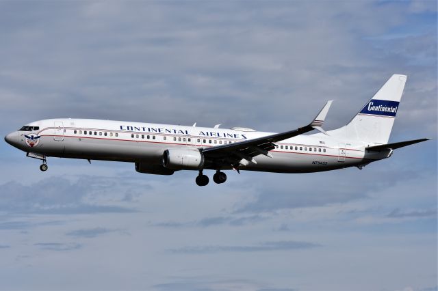 Boeing 737-900 (N75435) - United Airlines (Retro Livery) Boeing 737-924(ER) arriving at YYC on Aug 30.