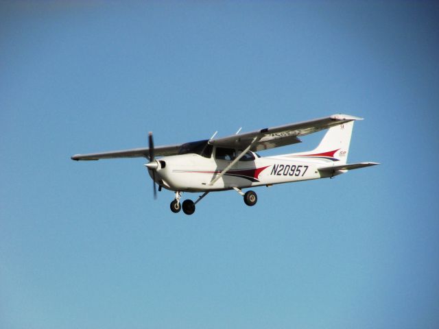 Cessna Skyhawk (N20957) - Landing RWY 30