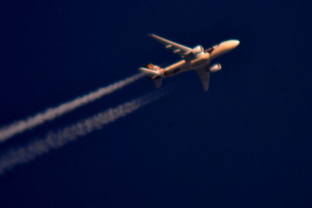 Boeing 777-200 (A6-DDE) - Etihad Airways 984 Columbus, OH to East Midlands, United Kingdom over Cleveland 39,000 ft 05-08-18.