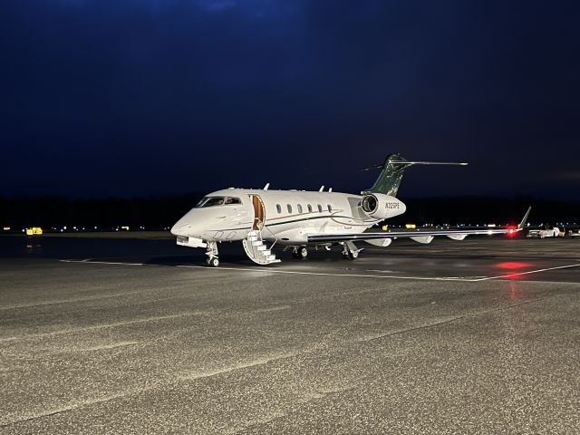 Bombardier Challenger 300 (N325PE)