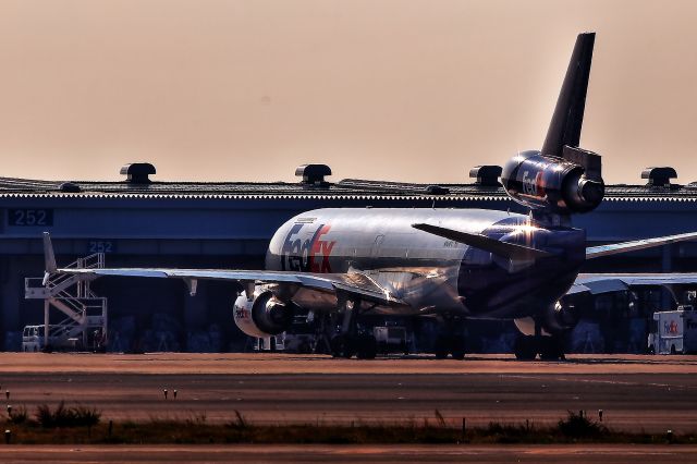 Boeing MD-11 (N604FE) - Shining Fedex MD-11F in KIX..