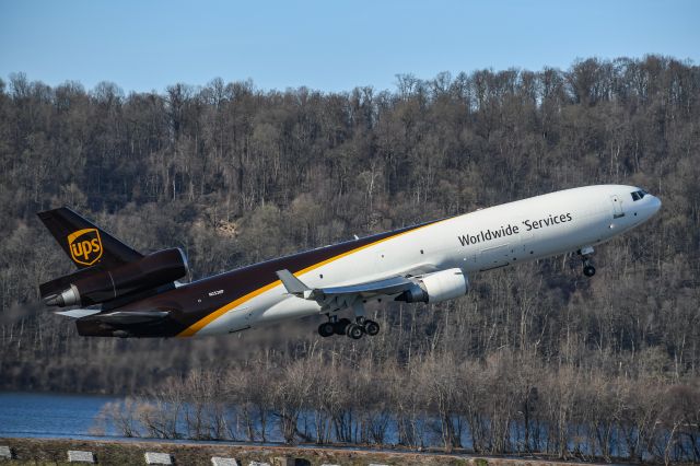 Boeing MD-11 (N252UP) - Taking off from runway 31