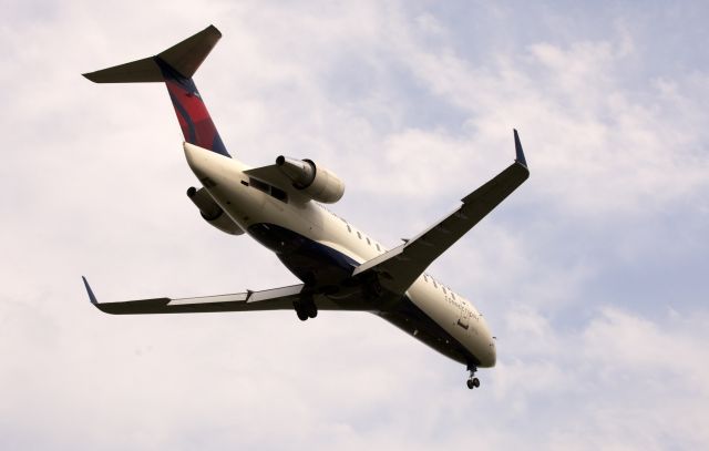 Canadair Regional Jet CRJ-200 (N477CA) - Landing RW16.