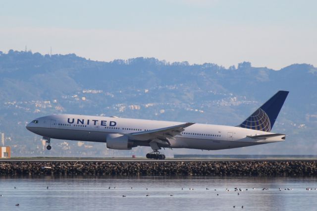 Boeing 777-200 (N785UA)