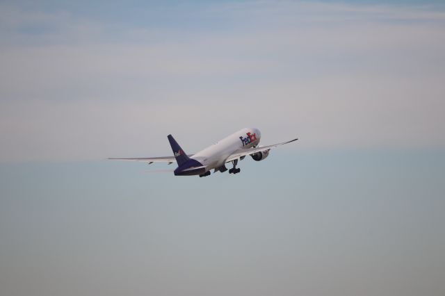 BOEING 777-200LR (N861FD) - 777 "Amelia" of FedEx departing 5L.