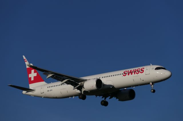 Airbus A321neo (HB-JPC) - Landing on RWY 14 (3rd Feb 2024)