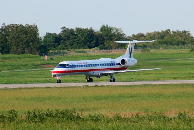 Embraer ERJ-145 (N655AE) - Eagle Flight 3694 begins the takeoff roll in the late afternoon headed for KDFW.