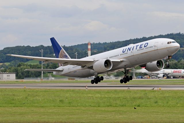 Boeing 777-200 (N224UA)