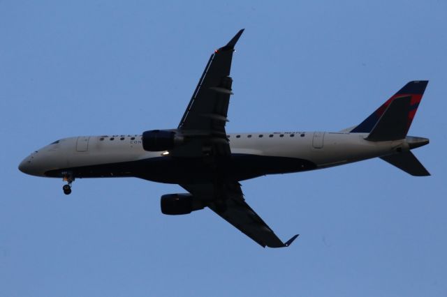 Embraer 170/175 (N637CZ)