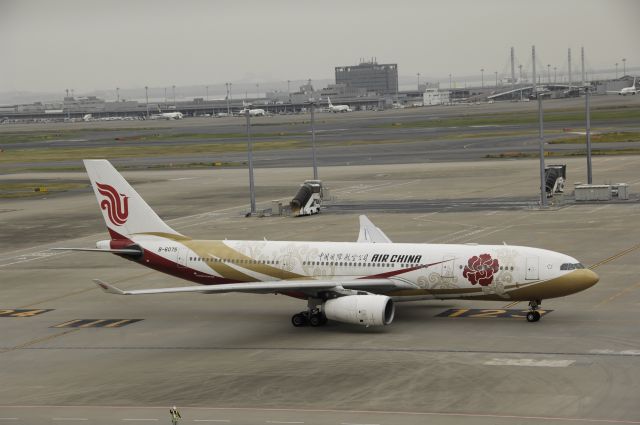 Airbus A330-200 (B-6075) - Taxing at Tokyo-Haneda Intl Airport on 2014/10/27