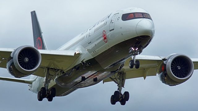 Boeing 787-8 (C-GHPQ) - 13R approach.