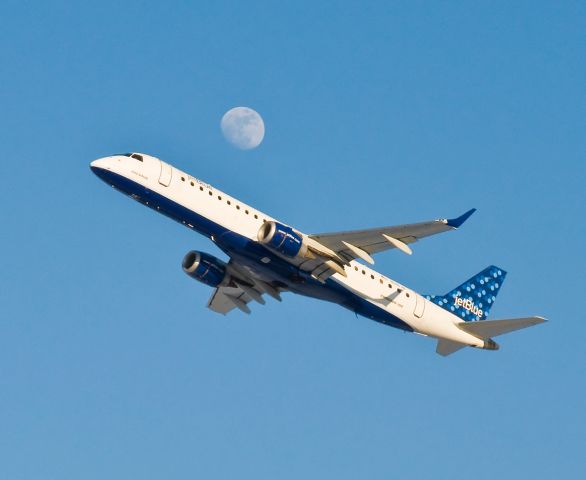 Embraer ERJ-190 (N316JB) - Usto Schulz and the moon rise off of 33L on FlightAware.Com !