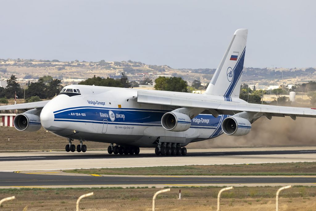 Antonov An-124 Ruslan (RA-82079) - Creating a dust storm on take off!