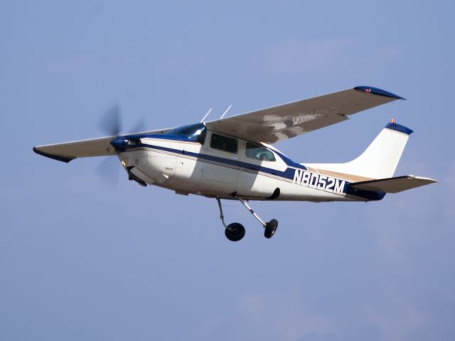 Cessna Centurion (N8052M) - Take off runway 26.