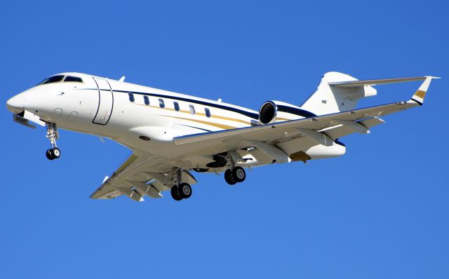 Bombardier Challenger 300 (N885TW)