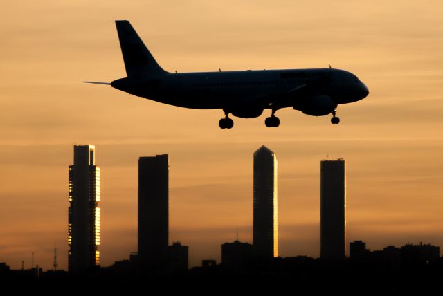 Airbus A320 (EC-KOH) - Approaching 32R at dusk.