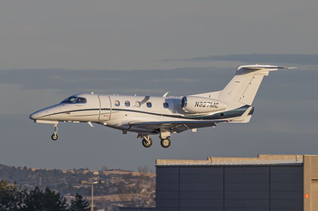 Embraer Phenom 300 (N327MC)