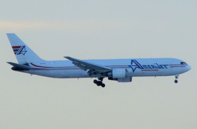 BOEING 767-300 (N373CM)